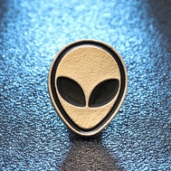 Accessories - 5/$20 Alien Head Enamel Pin